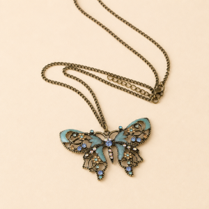 Elegante Collar con Colgante de Mariposa Hueca de Cristal, Collar de Insecto, Joyera para Mujer, Joyera de Verano.